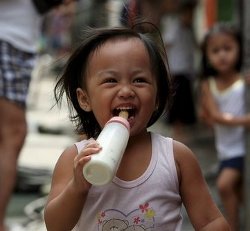 chineze-baby-met-melk